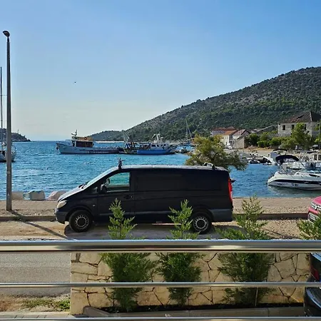 Beachfront Beauty * Vinišće