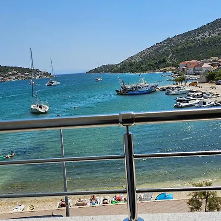 Beachfront Beauty 公寓 Vinišće