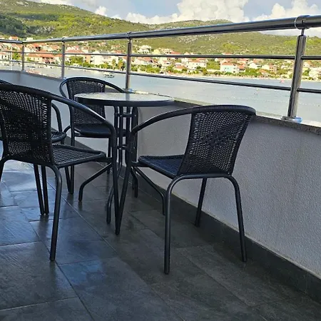 Apartment Beachfront Beauty Vinišće